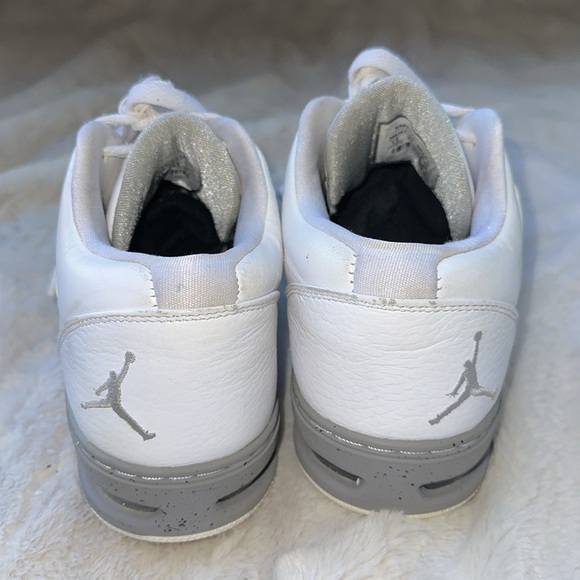 Jordan Classic Low Color White – Cement Size 7.5 - Picture 3 of 15